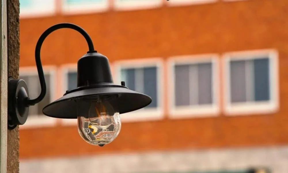 Incandescent street lights